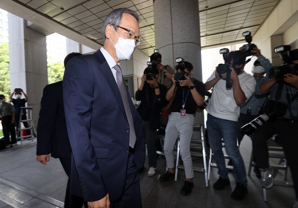 '드루킹 댓글 여론조작' 사건에 연루된 혐의로 기소된 김경수 경남지사의 대법원 선고가 예정된 21일 오전 서울 서초구 대법원에서 허익범 특검이 법정으로 향하고 있다. / 연합뉴스