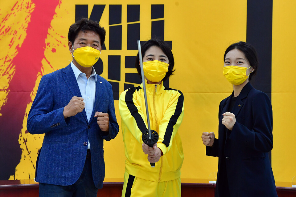 21일 국회에서 열린 청년정의당 채용비리신고센터 '킬비리' 설립 기자회견에서 강민진 청년정의당 대표(우측부터)와 센터장을 맡은 류호정 의원, 여영국 정의당 대표가 채용비리 척결 퍼포먼스를 펼치고 있다. / 연합뉴스