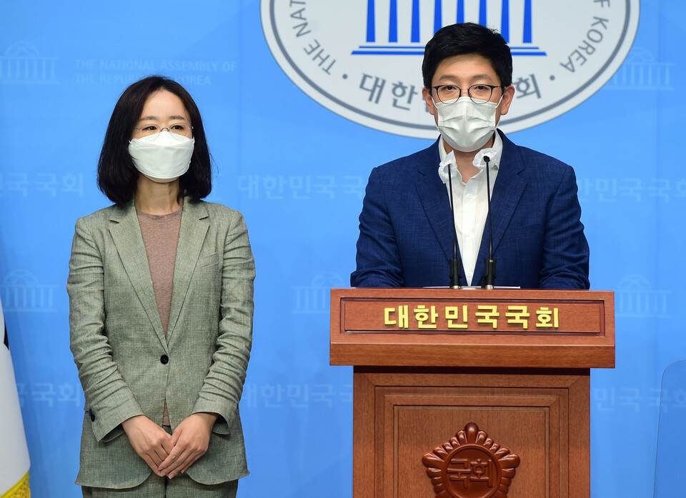 대선 주자인 윤석열 전 검찰총장 선거캠프의 김병민 신임 대변인이 25일 국회 소통관에서 캠프 인선 명단을 발표하고 있다. 왼쪽은 최지현 부대변인. / 연합뉴스