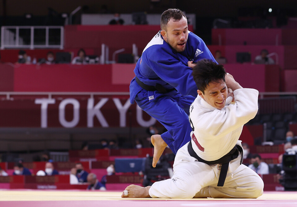 25일 도쿄 지요다구 일본 무도관에서 열린 도쿄올림픽 유도 남자 66kg급 8강전에 출전한 한국 안바울이 에이드리언 곰보치(슬로네비아)를 상대로 경기를 펼치고 있다. / 연합뉴스