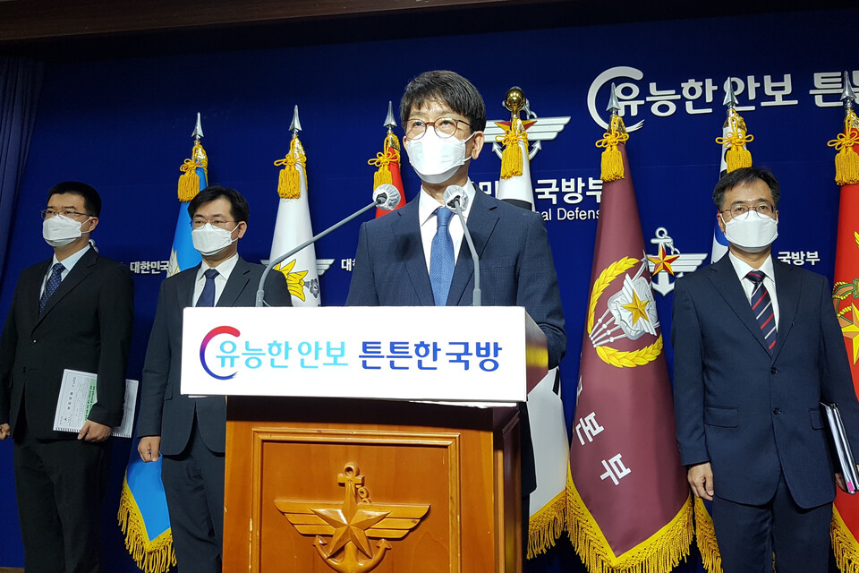 박재민 국방부 차관이 9일 오전 국방부에서 공군 성추행 피해자 사망사건 중간 수사결과를 발표하고 있다. / 연합뉴스