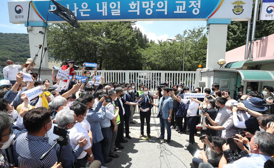 댓글 여론조작 혐의로 2년 실행이 확정된 김경수 전 경남도지사가 26일 수감 전 경남 창원시 마산회원구 창원교도소 앞에서 발언하고 있다. / 연합뉴스