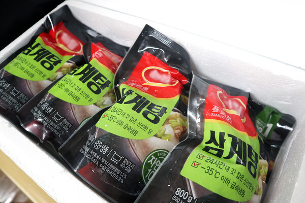 호반그룹은 호반사랑나눔이 봉사단이 28일 서초구 우면종합사회복지관을 방문해 취약계층 어르신들을 위한 삼계탕 선물세트 330개(1000만원 상당)를 전달했다. 비대면 안전배달 방식으로 전달한 삼계탕 선물세트. /호반그룹