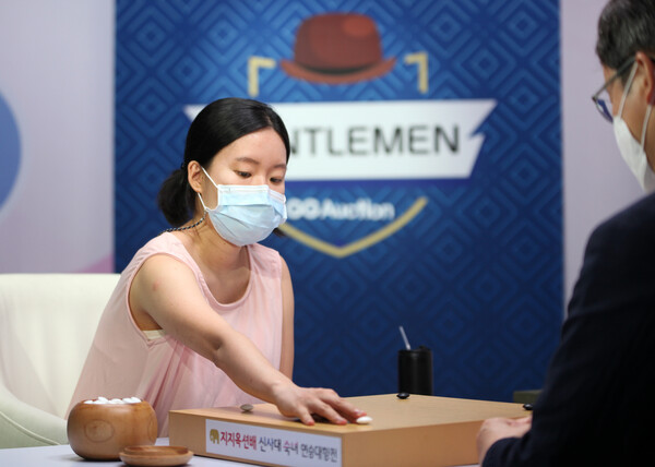 8월말 출산 예정이라는 김윤영 4단이 신사 팀의 주축 김수장 9단과 유창혁 9단을 연파하고 깜짝 2승을 거뒀다. /사진=사이버오로 제공