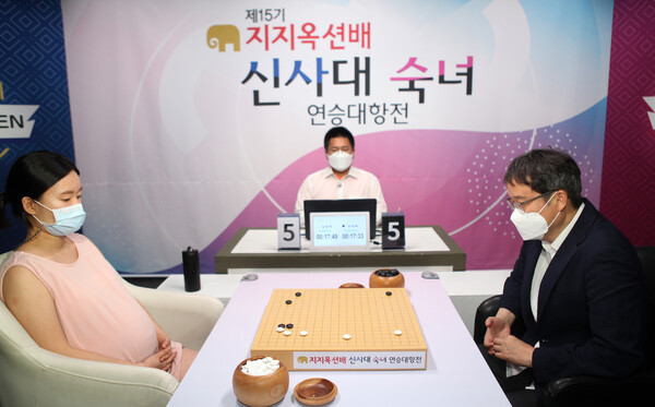 김윤영 vs 유창혁. 김윤영이 150수만에 우변 대마를 잡아내며 이른 항서를 받아냈다. /사진=사이버오로 제공