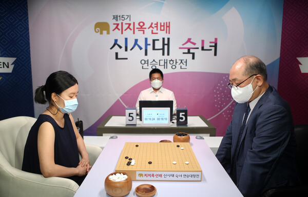 지지옥션배 개막전 김윤영 vs 김수장의 대결. 관록의 김수장 9단의 승리가 예상됐으나 5년 만에 국내 무대에 복귀한 김윤영의 승리로 막을 내렸다. /사진=사이버오로 제공