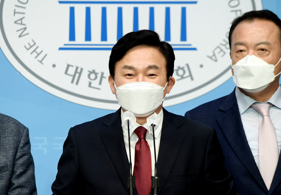 국민의힘 대권주자로 나선 원희룡 제주지사가 29일 '주택 국가 찬스'를 자신의 대선 1호 공약으로 발표했다. 사진은 원 지사가 이날 오전 서울 여의도 국회 소통관에서 '원희룡의 국가찬스 1호 공약: 주택 국가찬스' 발표 기자회견을 하고 있는 모습. /연합뉴스