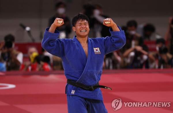 29일 일본 도쿄 무도관에서 열린 남자 -100 kg급 준결승 경기에서 한국 조구함이 포르투갈 조르지 폰세카를 상대로 승리한 후 기뻐하고 있다. /연합뉴스