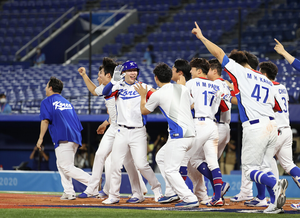 한국 야구대표팀이 29일 2020 도쿄올림픽 야구 B조 1차전에서 이스라엘을 상대로 혈투를 벌여 6-5 승리를 거머쥐었다. 사진은 이날 일본 요코하마 스타디움에서 열린 도쿄올림픽 야구 B조 조별리그 1차전 한국과 이스라엘의 경기. 연장 10회말 승부치기 2사 만루 상황 양의지가 몸에 맞는 공으로 득점하며 승리를 거두자 한국 선수들이 환호하고 있는 모습. /연합뉴스