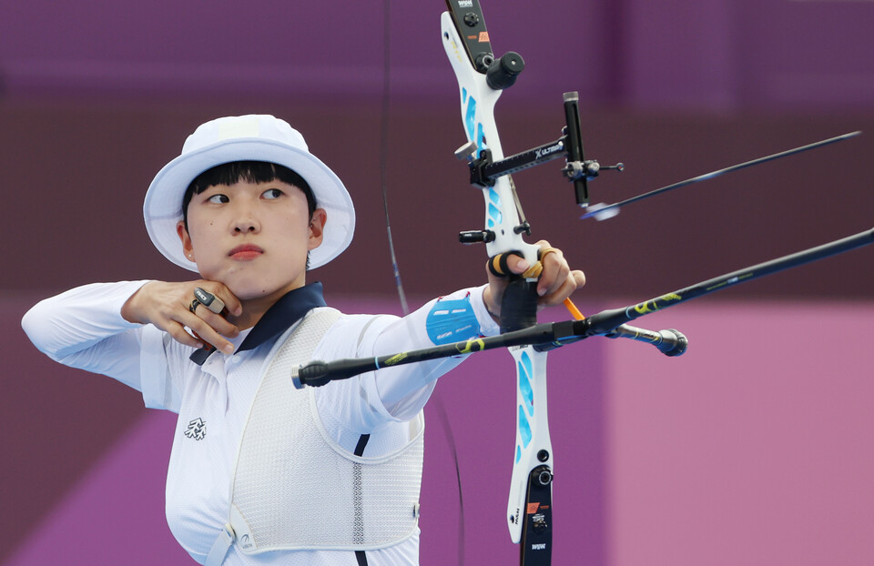안산이 30일 일본 유메노시마 공원 양궁장에서 열린 도쿄올림픽 양궁 여자 개인전 준결승에서 미국의 매켄지 브라운을 상대로 경기를 펼치고 있다. / 연합뉴스