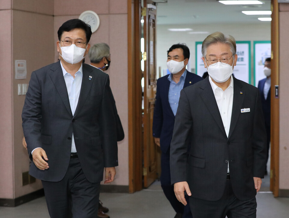 더불어 민주당 송영길 대표와 이재명 경기도지사가 20일 오후 경기도청 제1회의실에서 열린 '2021 더불어민주당 경기도 예산정책협의회' 참석을 위해 이동하고 있다. / 연합뉴스