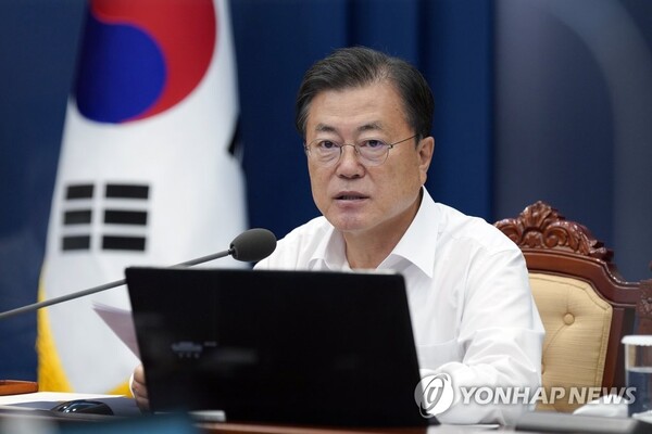 문재인 대통령이 2일 청와대에서 열린 수석ㆍ보좌관 회의에서 발언하고 있다./ 연합뉴스