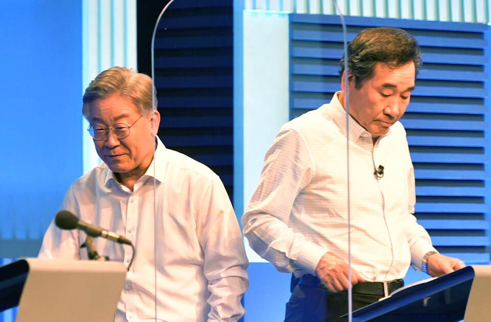 4일 오후 서울 마포구 상암동 YTN미디어센터에서 열린 더불어민주당 대선 예비후보 토론회를 앞두고 이재명 후보가 이낙연 후보 옆을 지나고 있다. / 연합뉴스