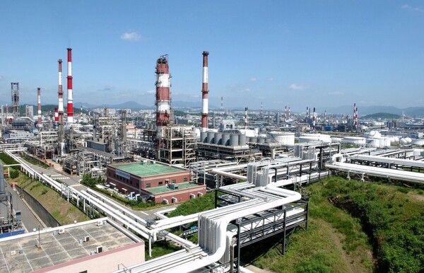 SK이노베이션이 물적 분할 방식으로 배터리와 석유화학 사업 부문을 각각 독립시키기로 했다. SK이노베이션 울산 정유 공장 전경. /SK이노베이션