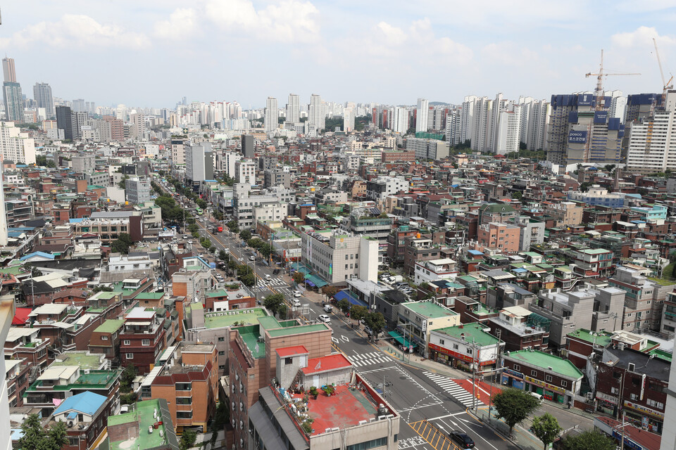 '2·4 부동산 대책'으로 공공주택 복합개발(공공재개발) 1차 선도사업 후보지가 된 서울 영등포역 일대에서 재개발 이익을 노린 '지분 쪼개기' 의심 사례가 최근 1년간 국토교통부의 부동산 실거래가 공개시스템 분석결과 다수 발견된 것으로 알려졌다. 사진은 4일 영등포역 인근 공공주택 복합개발 후보지인 연립·다세대주택 지역 모습. / 연합뉴스