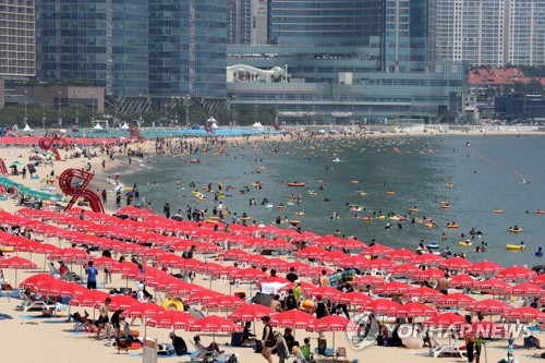 8월 첫 일요일인 1일 부산 해운대해수욕장에서 피서객들이 물놀이를 하며 더위를 식히고 있다./연합뉴스