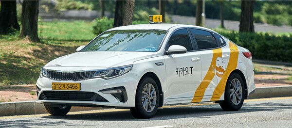 카카오모빌리티의 스마트호출 수수료 변경 정책을 두고 사실상 택시 요금을 인상한 것 아니냐는 비판도 제기된다. /카카오모빌리티