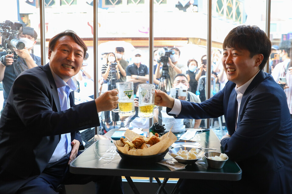 윤석열 전 검찰총장이 지난달 30일 국민의힘에 전격 입당하면서 제1야당 대선주자가 됐다. 하지만 입당 때부터 이준석 국민의힘 대표와 시기를 두고 잔잔한 파문이 인 가운데 최근 이 대표가 주도한 당내 대선주자 행사에도 연이어 불참하면서 '당 대표 패싱' 논란이 일고있다. 사진은 지난달 25일 치맥 회동을 하고 있는 윤 전 총장(왼쪽)과 이 대표의 모습. /윤석열 캠프 제공