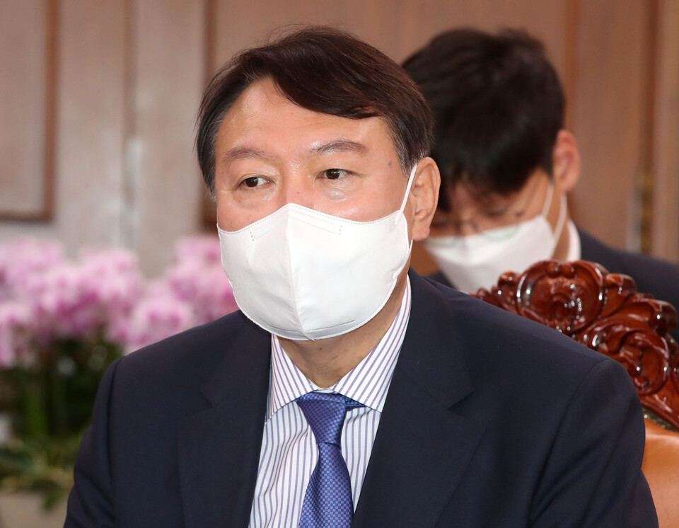 윤석열 전 검찰총장이 '주120시간 노동'을 시작으로 부정식품, 후쿠시마 원전 등 정치인으로서 부적절한 발언을 해 도마에 올랐다. 뿐만 아니라 다리를 크게 벌리고 앉는 '쩍벌'이나 고개를 젓는 '도리도리' 습관에 대해서도 고쳐야 한다는 조언이 나온다. 사진은 지난 3일 서울 여의도 국회에서 박병석 국회의장을 예방하고 있는 윤 전 총장의 모습. /연합뉴스