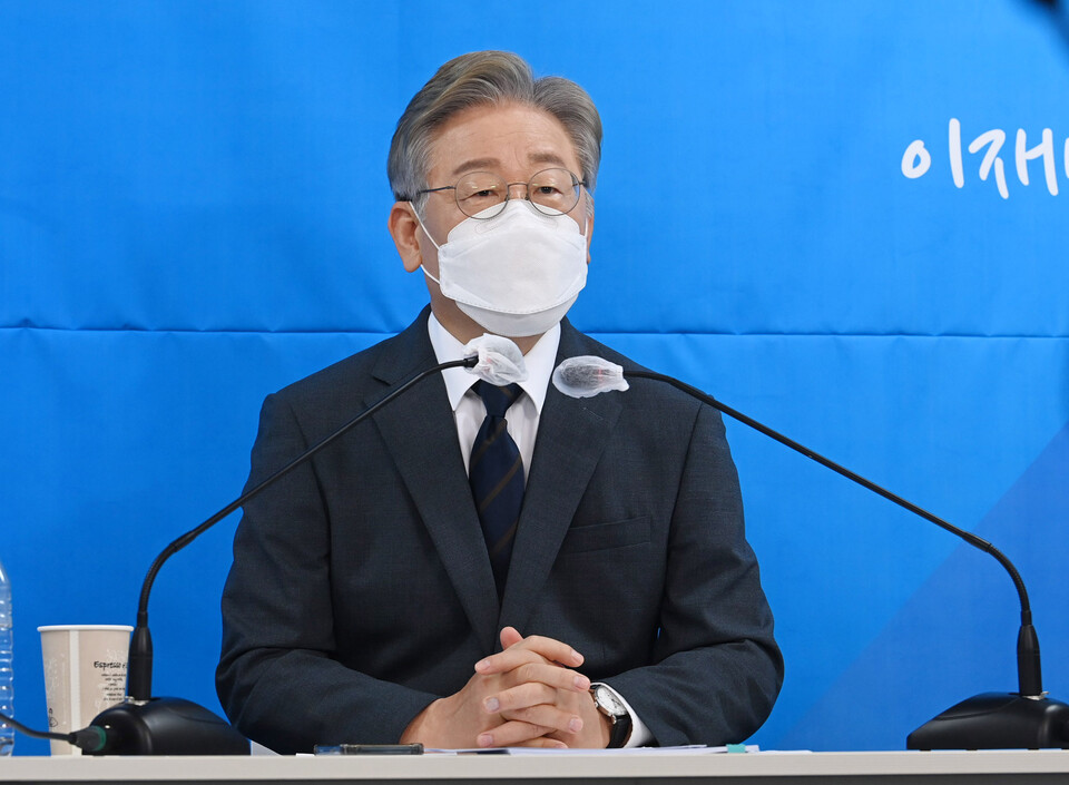 더불어민주당 대선 예비후보인 이재명 경기도지사가 10일 오전 서울 영등포구 여의도동 한 빌딩에서 화상 기자회견을 통해 "국민 누구나 도덕적 해이가 불가능한 최대 1000만원을 장기간 저리로 대출받을 수 있도록 하겠다"고 공약하고 있다. / 연합뉴스