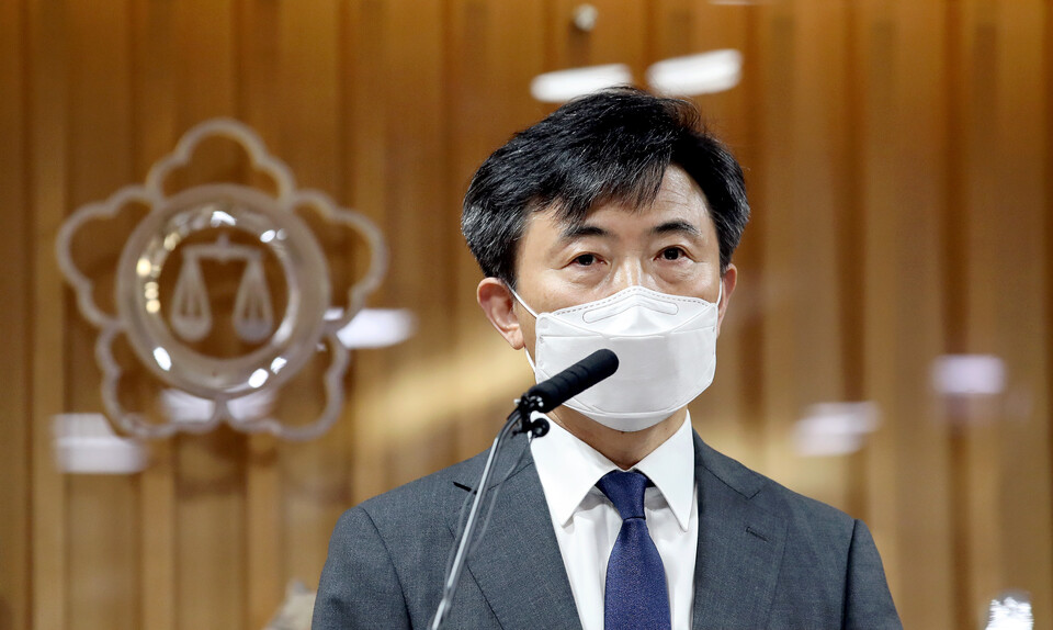 세월호 참사 증거조작 의혹이 3개월 동안 수사를 거쳐 증거·혐의 없음으로 불기소 처분됐다. 사진은 이날 오후 서울 서초구 서울변호사회에서 4·16 세월호 참사 증거자료의 조작·편집 의혹 사건 진상규명을 위한 수사 결과를 발표하고 있는 이현주 특별검사의 모습. /연합뉴스