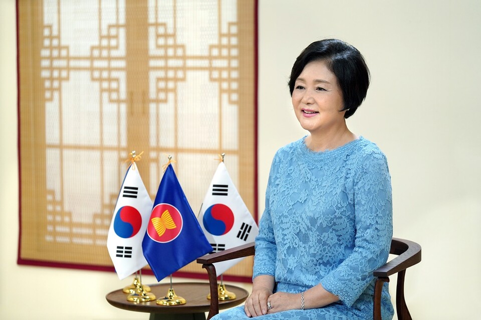 문재인 대통령의 배우자 김정숙 여사가 10일 오후 한국과 아세안(동남아시아국가연합) 9개국 청소년 100여명이 온라인으로 참석한 '2021 한·아세안 청소년 서밋' 개회식에 영상으로 보낸 환영사에서 "한국과 아세안이 어떤 미래를 만들지, 그 답은 여러분들에게 있다"고 밝혔다. 사진은 개회식 환영사를 하고 있는 김 여사의 모습. /연합뉴스