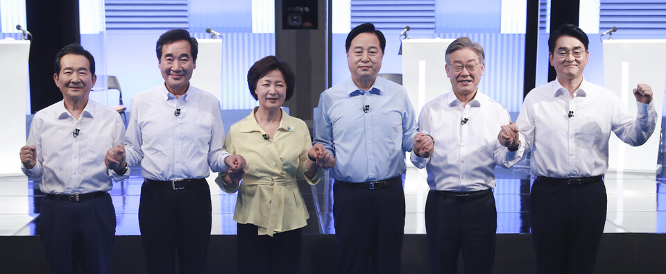 여권 대선주자들은 저마다 특색있는 탄소중립 관련 정책을 제시했다. 사진은 지난 4일 오후 서울 마포구 상암동 YTN미디어센터에서 열린 더불어민주당 대선 예비후보 토론회를 앞두고 정세균(왼쪽부터), 이낙연, 추미애, 김두관, 이재명, 박용진 후보가 기념촬영을 하고 있는 모습. /연합뉴스=국회사진기자단