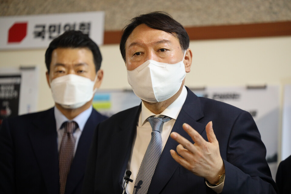 윤석열 전 검찰총장이 최근 논란된 이준석 국민의힘 대표와 갈등설에 대해 "내 입장에서는 갈등할 이유가 없다"고 일축했다. 사진은 11일 오전 서울 여의도 국회에서 열린 '더 큰 국민의힘 재선의원 간담회'에 참석한 윤 전 총장의 모습. /윤석열 캠프 제공