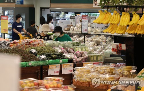 사진은 12일 서울 시내 대형마트에 채소 신선식품 판매대 모습./연합뉴스