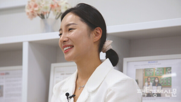 웃고있는 김민지 브이드림 대표./사진=이민경PD