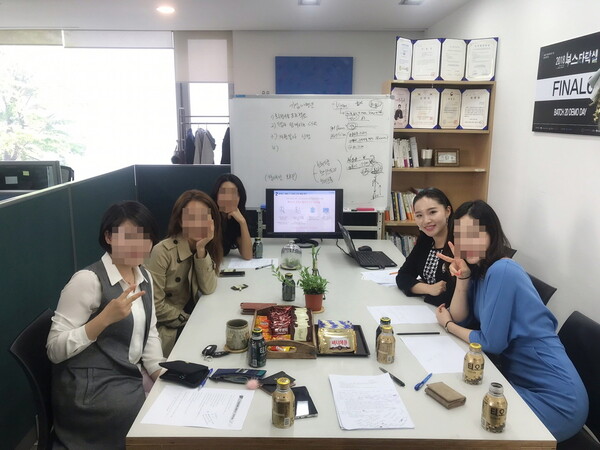 브이드림 창업초기 김민지 대표와 직장동료들. /브이드림 제공