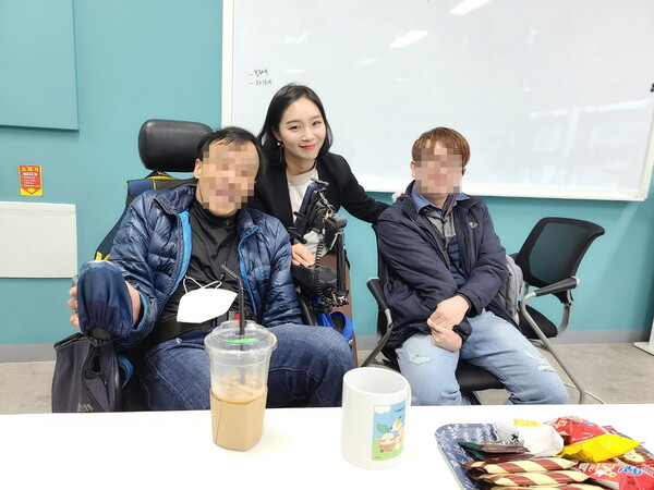 장애인 구직자와 김민지 브이드림 대표./브이드림 제공