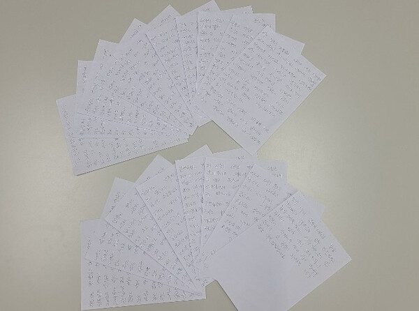 장애인 구직자가 취직 후 김민지 대표에게 보낸 20장의 감사편지./브이드림 제공