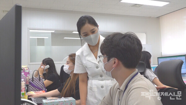 직원들과 소통 중인 김민지 브이드림 대표./사진=이민경PD