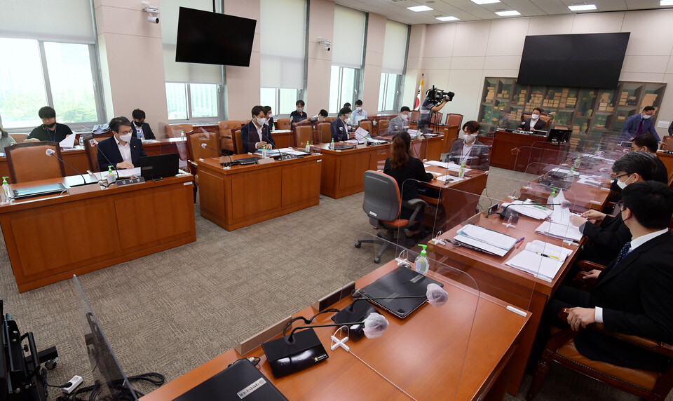 언론중재 및 피해구제 등에 관한 법률 일부개정법률안(언론중재법) 심의를 위해 18일 서울 여의도 국회에서 열린 문화체육관광위원회 안건조정위원회에서 이달곤 안건조정위원회 위원장이 회의를 주재하고 있다. / 연합뉴스