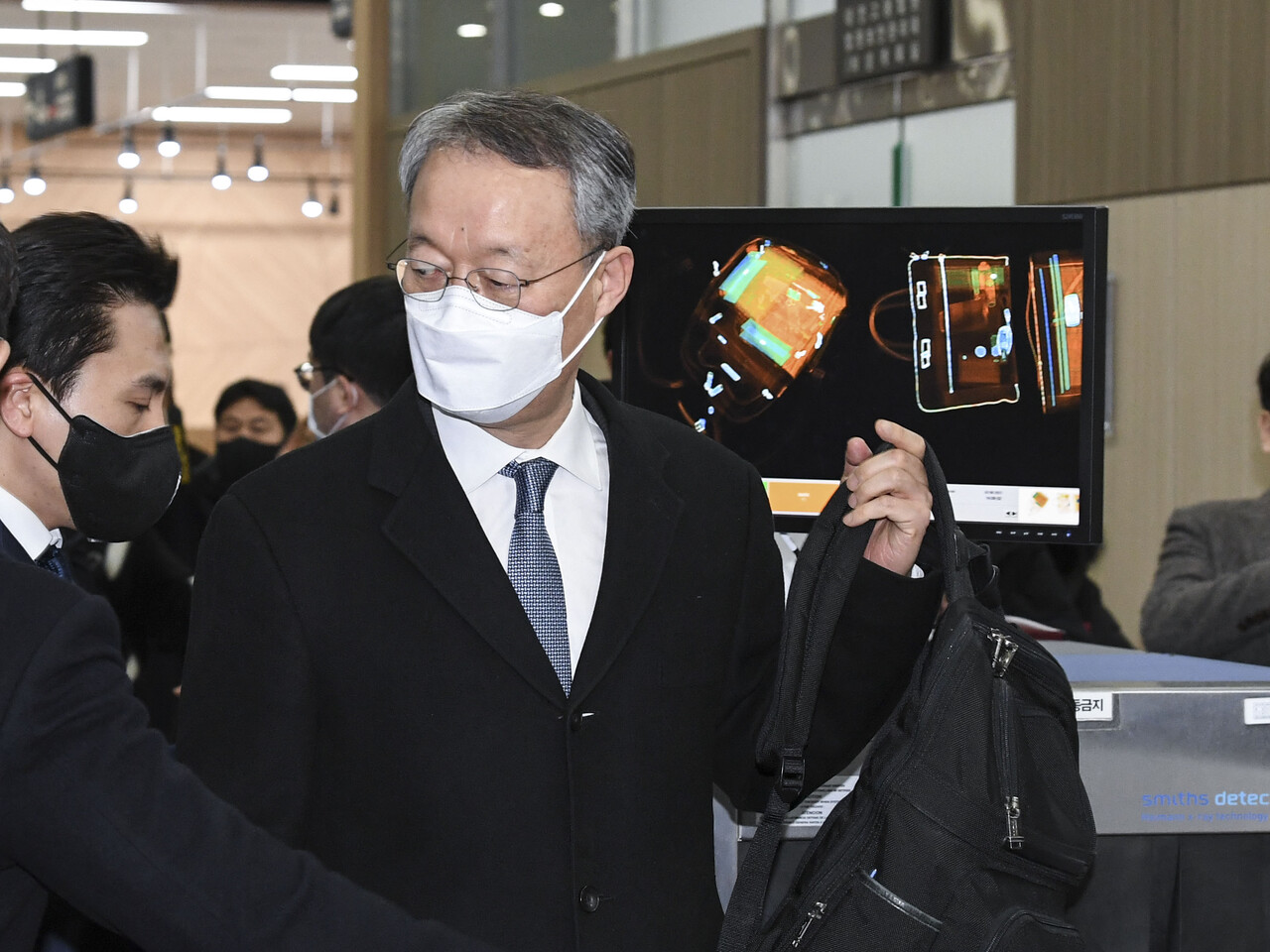 월성 1호기 원전 조기 폐쇄를 위해 경제성 평가를 조작한 혐의를 받는 백운규 전 산업통상자원부 장관이 2021년 2월 대전 서구 대전지방법원에 출석하고 있다. /연합뉴스