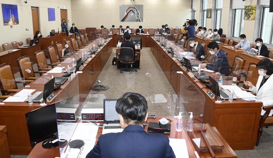 20일 오전 국회 과학기술정보방송통신위원회 안건조정위원회에서 구글의 '인앱(In App) 결제' 강제 도입을 막는 이른바 '구글 갑질방지법'(전기통신사업법 개정안)에 대한 논의가 진행되고 있다. 이 회의에 국민의힘 의원들은 참석하지 않았다. / 연합뉴스