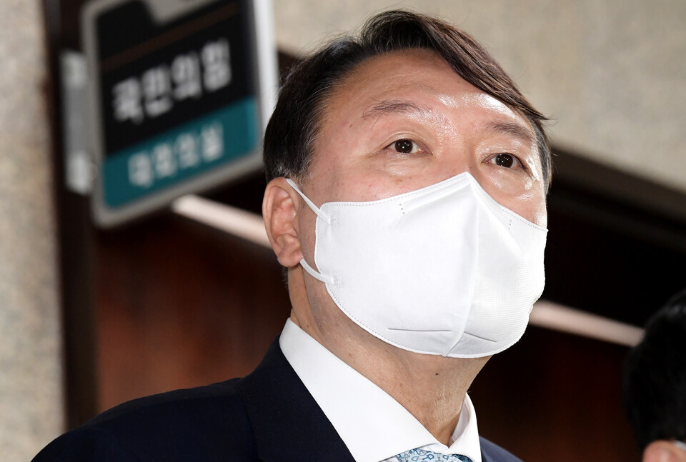 국민의힘 대권주자 윤석열 전 검찰총장(사진)이 19일 최근 논란된 언론중재법 개정안에 대해 "진정 국민을 위한 것이냐, 아니면 일부 권력자와 여권 인사를 위한 한풀이 법안이냐"고 반문했다. /연합뉴스