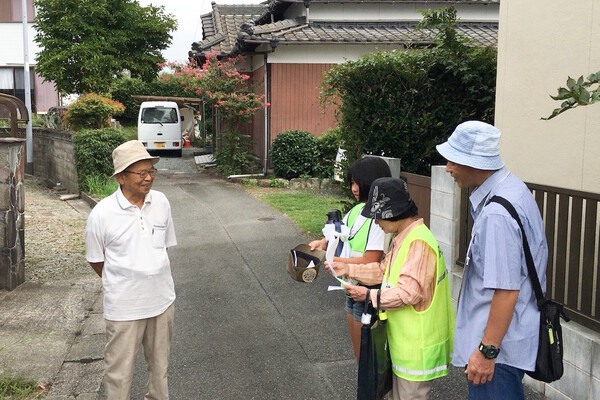 일본의 치매 환자 실종 예방 프로젝트를 진행하고 있는 단체 '일본 치매 워킹 그룹'. 관계자가 일본의 치매 환자에게 실종 예방에 대해 교육하고 있는 모습./ 디자이닝 포 디멘시아