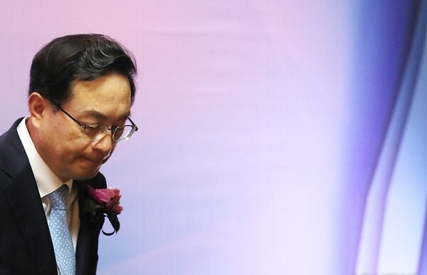 금감원이 해외금리연계 파생상품(DLF) 불완전 판매 책임을 손태승 우리금융회장의 내부통제 문제로 돌리며 중징계를 내리자 손 회장은 행정중지 가처분 신청과 함께 소송을 제기한 바 있다. 서울행정법원 행정 11부(강우찬 부장판사)는 20일  열리기로 한 손태승 회장의 금감원 상대 징계취소 행정소송 1심 판결 선고를 오는 27일 오후 2시로 연기했다. 서울 중구 우리은행 본점에서 열린 한 행사에서 인사를 하고 있는 손태승 회장. /연합뉴스