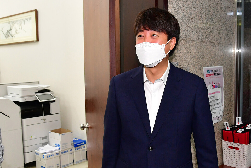 국민권익위원회가 국민의힘과 비교섭 정당(정의당·열린민주당·국민의당·기본소득당·시대전환) 소속 현역 의원과 그 가족의 부동산 전수조사 결과를 23일 발표하기로 해 후폭풍이 예상된다. 국민의힘 이준석 대표가 20일 국회 당 대표실 앞에서 방문자들을 배웅한 뒤 대표실로 돌아가고 있다. / 연합뉴스