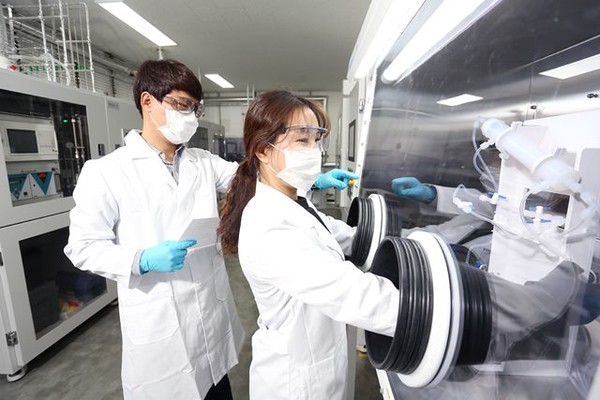 SK머티리얼즈는 기본인 특수가스 분야가 힘을 얻으면서 신사업 진출에 공격적인 투자를 하는 형태로 시업을 확장하고 있다. SK머티리얼즈 R&D 시설 ‘통합분석센터’. / SK머티리얼즈