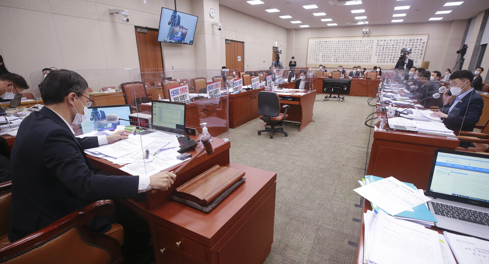 25일 새벽 서울 여의도 국회에서 열린 법제사법위원회 전체회의에서 국민의힘 의원들이 퇴장한 가운데 회의가 진행되고 있다. / 연합뉴스