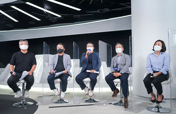 SKT는 자사가 보유한 방대한 통신 데이터 등을 기반으로 고객 맞춤형 구독 경제를 강화하겠다는 공격적 전략을 펼친다. 왼쪽부터 윤재웅 구독마케팅 담당, 한명진 구독형상품 CO장, 유영상 MNO 사업대표, 이상호 11번가 대표, 예희강 크리에이티브 커뮤니케이션 그룹장 /SK텔레콤