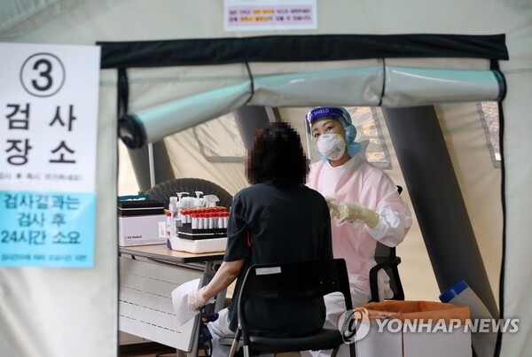 코로나19 신규 확진자가 1619명으로 집계됐다. 정부는 현행 거리두기와 별개로 추석 특별방역대책을 마련할 방침이다. /연합뉴스