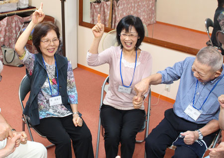 치매 예방 게임을 진행하고 있는 일본의 치매 예방 단체./ Yahoo Japan