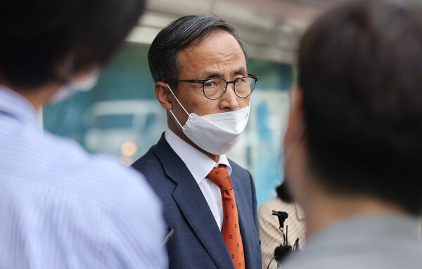 조희연 서울시 교육감 측이 31일 고위공직자범죄수사처(공수처) 공소심의위원회 기소의견 의결에 대해 효력이 없다고 주장하고 공심위를 재소집할 것을 요청했다. 사진은 조 교육감의 변호인인 이재화 변호사가 이날 오전 경기 정부과천청사 앞에서 조 서울시교육감의 공소심의위원회 재소집 요청 신청 기자회견을 하고 있는 모습. /연합뉴스