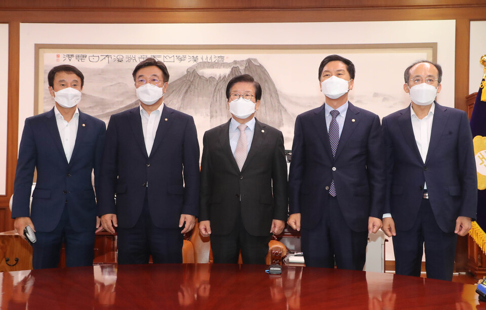 더불어민주당 윤호중 원내대표(왼쪽 두 번째)와 국민의힘 김기현 원내대표(오른쪽 두 번째)가 31일 오전 서울 여의도 국회의장실에서 박병석 국회의장 주재로 회동하며 기념촬영을 하고 있다. 왼쪽부터 더불어민주당 한병도 원내수석부대표, 윤호중 원내대표, 박병석 국회의장, 국민의힘 김기현 원내대표, 추경호 원내수석부대표. / 연합뉴스