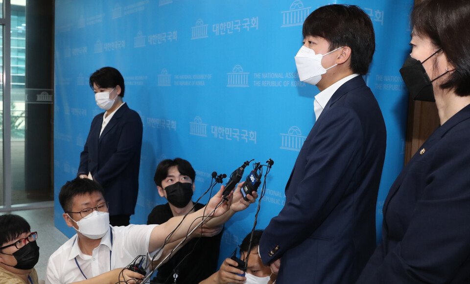 25일 국민권익위원회 조사 결과 부동산 관련 불법 의혹이 제기된 국민의힘 윤희숙 의원의 의원직 및 대선후보 사퇴 기자회견이 열린 국회 소통관을 찾은 이준석 대표가 취재진의 질문에 답하고 있다. / 연합뉴스