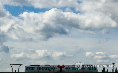 3일 중부 지방은 구름이 많은 가운데, 남부와 제주엔 비 소식이 있다. /연합뉴스